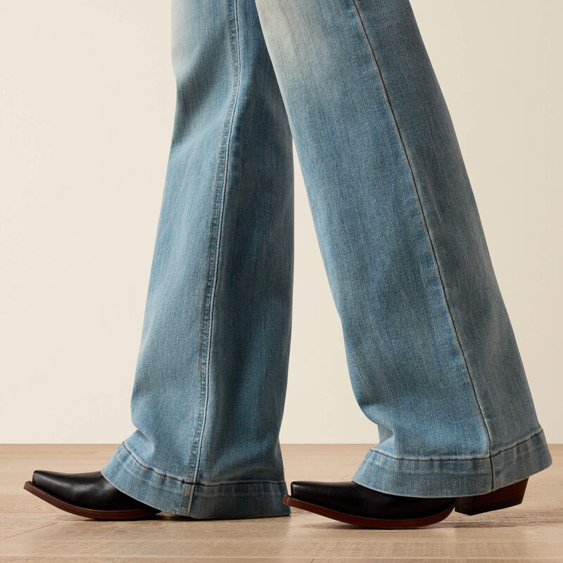 The Marnie, ARIAT